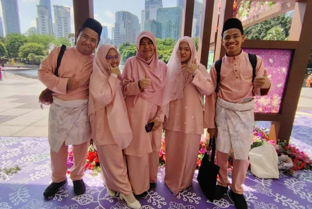 Fauziah (tengah) bersama empat dari enam anaknya ketika ditemui di KLCC