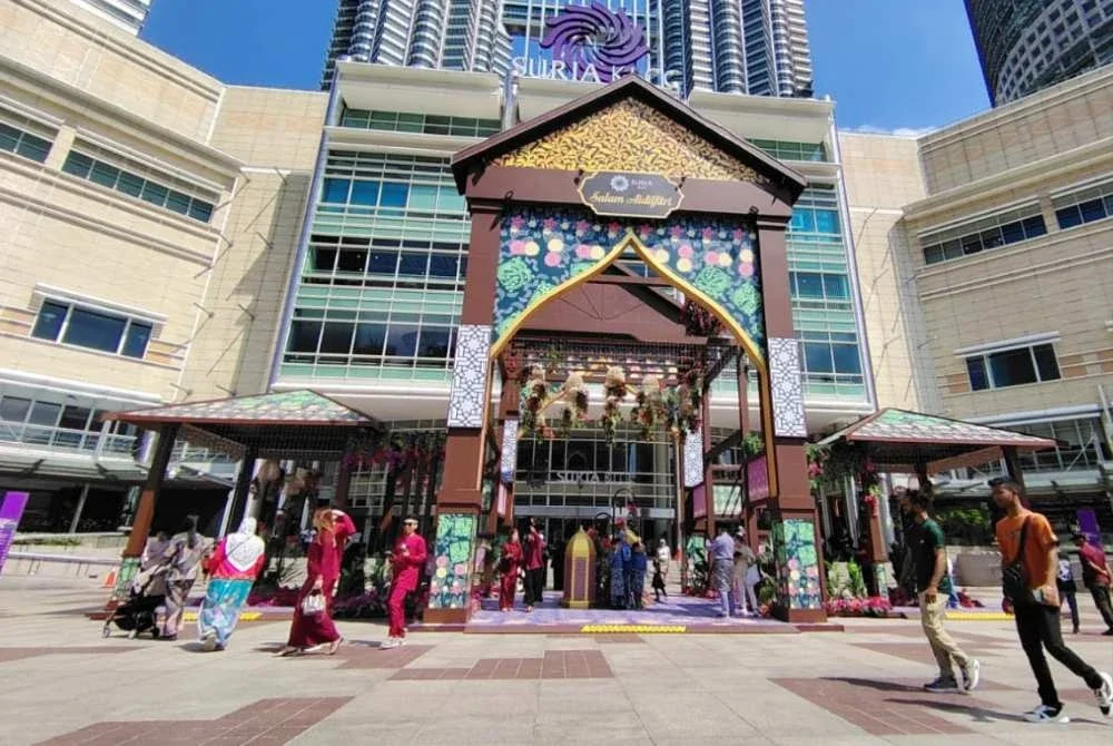 Cuti umum Aidilfitri terus dimanfaatkan sebaiknya oleh warga tempatan yang tidak pulang ke kampung apabila memilih untuk bersiar-siar di KLCC