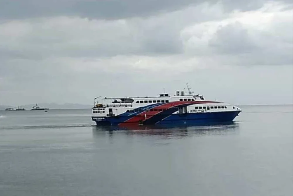 Kadar tambang feri di Langkawi ketika ini hanya sekitar 88 sen bagi setiap batu nautika, jauh lebih rendah berbanding kadar yang dikenakan di pulau-pulau utama lain di Semenanjung Malaysia.