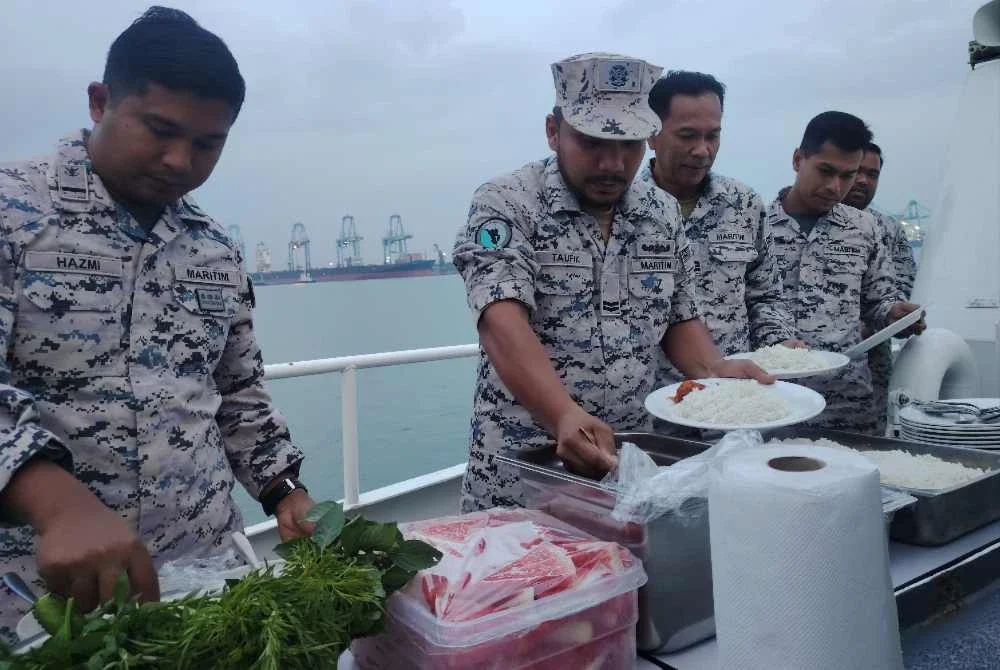 Suasana di KM Bagan Datuk ketika berbuka puasa antara petugas ibarat sebuah keluarga.