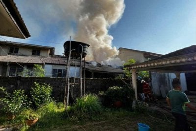 Kebakaran melibatkan tiga rumah teres dua tingkat, dua rumah terbakar 100 peratus dan satu lagi 80 peratus. Foto bomba