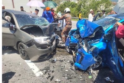 Keadaan dua kenderaan yang bertembung berhampiran surau Sekolah Menengah Air Panas di sini pada Sabtu. Foto JBPM Perak