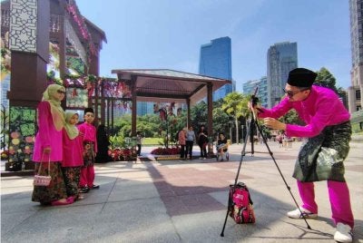 Mohd Ali mengambil gambar kenangan keluarga di KLCC.