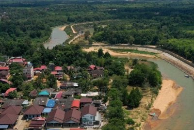 Keadaan sungai yang cetek ini boleh membuka ruang kepada sesetengah pihak untuk menyeberang secara haram, terutama ketika musim perayaan. Foto fail Bernama 