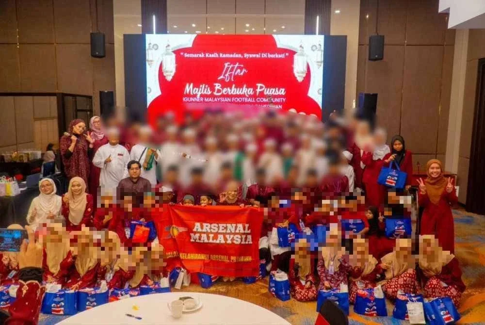 Rosesilawati (dua dari bawah, sembilan dari kiri) bersama anak-anak yatim dalam program Iftar Majlis Berbuka Puasa Igunner Malaysian Football Community bersama anak-anak yatim, tahfiz dan bekas pesakit kanser pada Sabtu.
