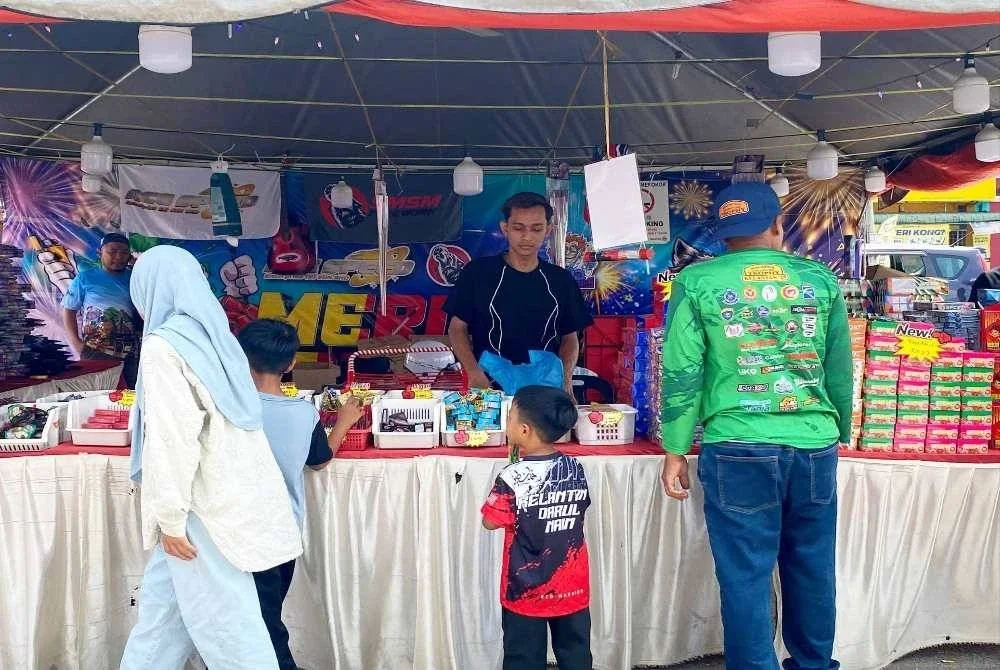 Selain baju dan biskut raya, bunga api serta mercun menjadi antara barangan yang sanggup dibelanja oleh orang ramai bagi memeriahkan sambutan Aidilfitri.