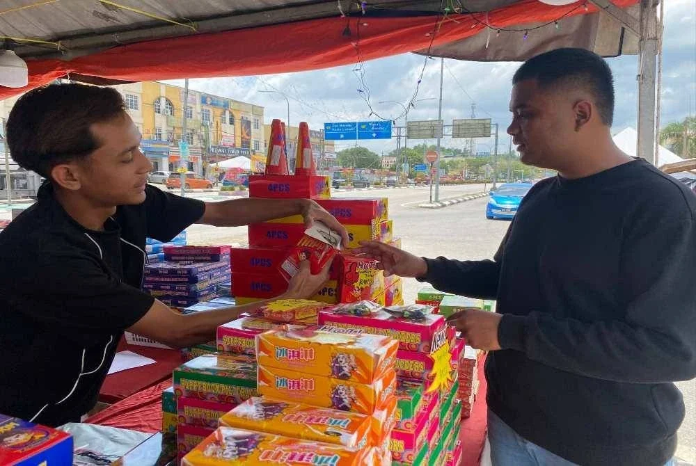 Mohamad Hafiz (kanan) yang juga pemilik SMSM Firework, musim perayaan seperti Aidilfitri menjadi waktu paling sibuk kepada peniaga kerana permintaan meningkat secara mendadak.

