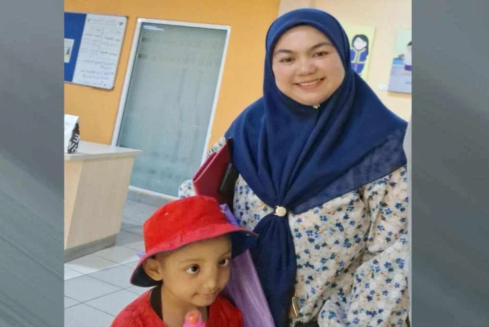 Lizawati bersama anaknya, Nur Syamizah Humairah, 6 tahun yang disahkan menghidap kanser tulang.