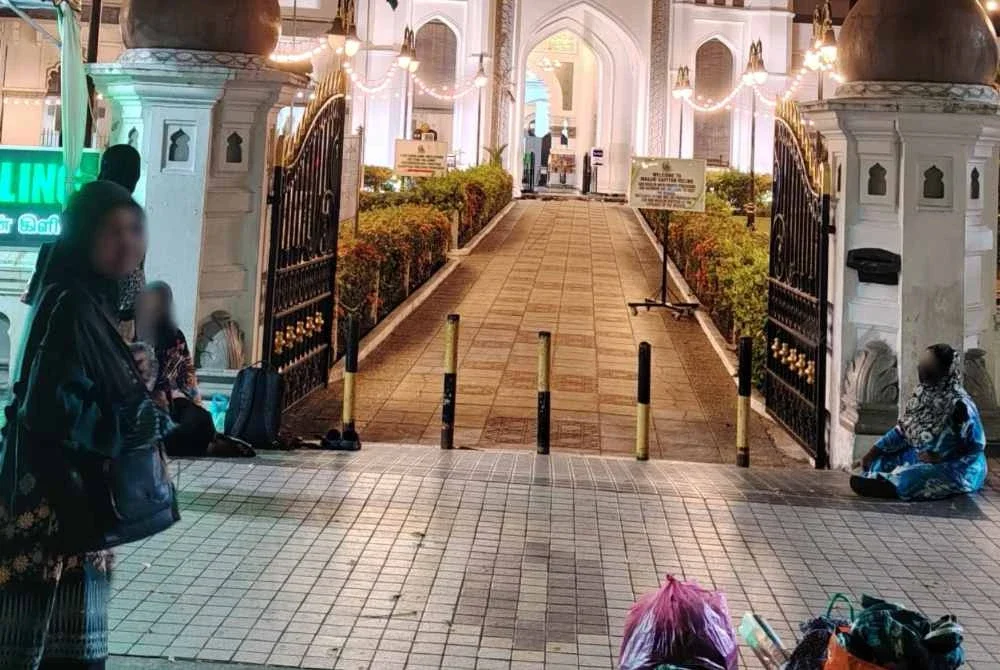 Kebanyakan peminta sedekah di hadapan Masjid Kapitan Keling berusia linkungan 50-an.