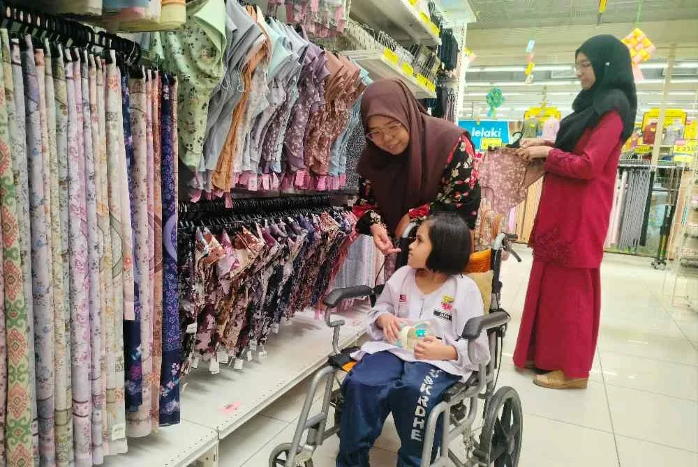 Nor Azni membantu Nur Alya mencari keperluan Aidilfitri di Pasar raya Besar Mydin Meru Raya baru-baru ini.