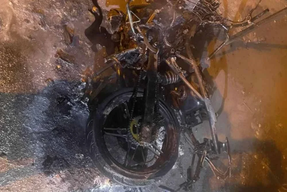 Sebuah motosikal turut terbakar. 