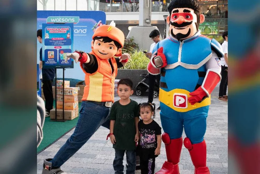Penampilan khas maskot BoBoiBoy dan Papa Zola turut menceriakan suasana.