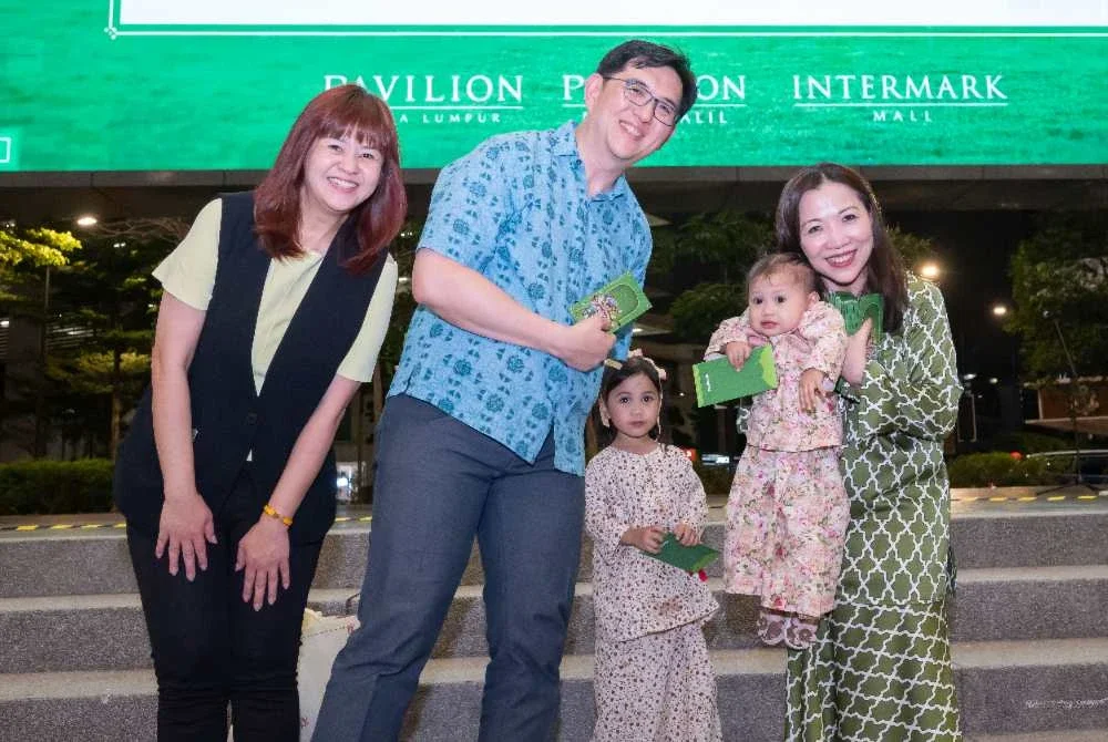Patrick (dua dari kiri) menyantuni komuniti ketika majlis berbuka puasa bersama Pavilion REIT Malls.
