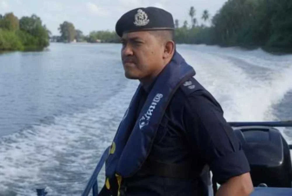 Mohamad Ismail ketika melakukan pemantauan di beberapa kawasan berisiko di jajahan ini. FOTO: PDRM