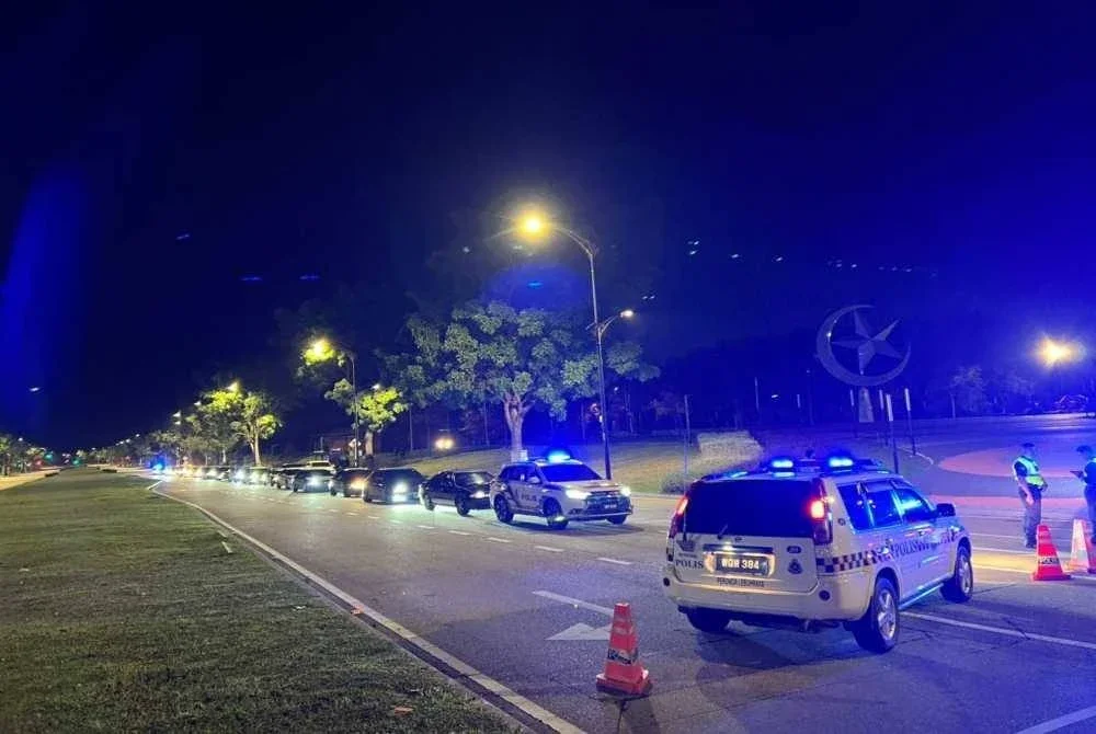 Port lumba haram di Iskandar Puteri digempur polis pada awal pagi Ahad. - Foto IPD Iskandar Puteri 