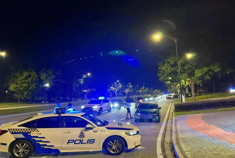 Port lumba haram di Iskandar Puteri digempur polis pada awal pagi Ahad. - Foto IPD Iskandar Puteri 