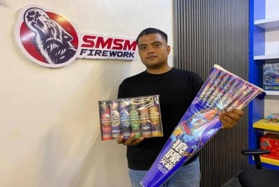 Mohamad Hafiz yang merupakan ejen bunga api dan mercun dari Guchil, Kuala Krai mendedahkan permintaan terhadap barangan itu meningkat berkali ganda terutama pada minggu terakhir Ramadan.