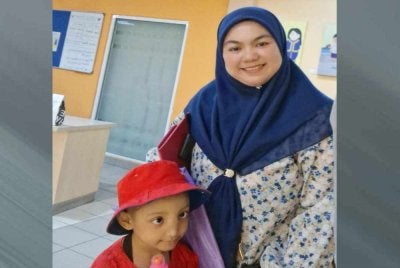 Lizawati bersama anaknya, Nur Syamizah Humairah, 6 tahun yang disahkan menghidap kanser tulang. 
