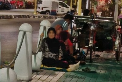 Kebanyakan peminta sedekah akan berada di hadapan masjid daripada lewat petang sehingga awal pagi.