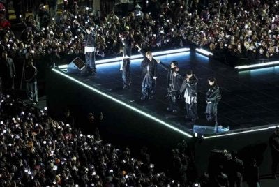 Kumpulan K-pop BTS memulakan konsert di Dataran Gwanghwamun.