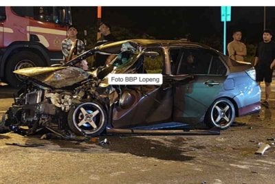 Seorang wanita maut dalam kemalangan di Miri . Foto Bomba