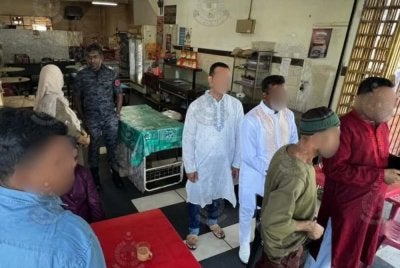 JIM Perak menjalankan pemeriksaan terhadap warga asing menerusi pelaksanaan Operasi Omnipresence pada 1 Syawal. Foto: JIM Perak
