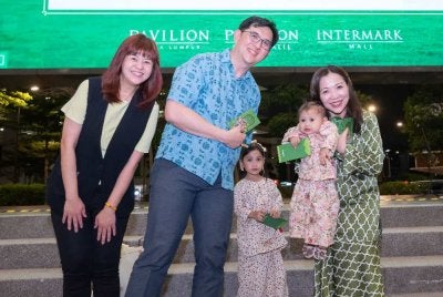 Patrick (dua dari kiri) menyantuni komuniti ketika majlis berbuka puasa bersama Pavilion REIT Malls.