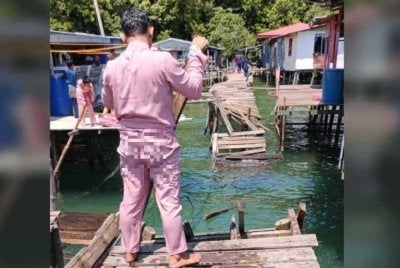 Penduduk jatuh laut selepas jambatan yang dilalui roboh di Kampung Selamat Lok Urai, Pulau Gaya, Kota Kinabalu.