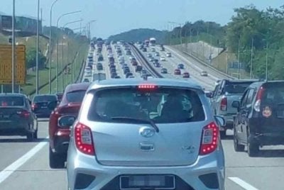 Kemalangan di KM274.1 Lebuhraya Utara-Selatan arah selatan berhampiran R&R Seremban menyebabkan kesesakan trafik hampir dua jam. Foto Media Sosial 