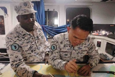 Thambyraj (kiri) antara pegawai di KM Bagan Datuk terlibat sepanjang pelaksanaan Op Khas Pagar Laut.