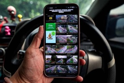 Pengguna jalan raya dinasihatkan untuk menyemak keadaan aliran trafik di laman web berkaitan supaya dapat merancang perjalanan yang lebih lancar. - FOTO: Bernama
Aliran trafik menuju ke Plaza Tol Sungai Besi menghala selatan dilaporkan terkawal ketika tinjauan fotoBernama sempena perayaan Aidilfitri di sini, hari ini.
Keadaan itu berikutan warga kota mengambil langkah awal memulakan perjalanan pulang ke kampung bagi mengelakkan kesesakan lalu lintas.
--fotoBERNAMA (2026) HAK CIPTA TERPELIHARA