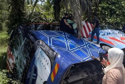 Sebuah bas ekspres terbabas dan terbalik dalam kejadian di Jalan Kampung Paris 2 Jalan Sandakan-Lahad Datu, Kinabatangan pada Ahad.