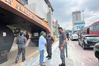 Penguat kuasa JIM Selangor melaksanakan pemeriksaan warga asing menerusi Op Omnipresent di sekitar Selangor sejak Jumaat. Foto JIM Selangor