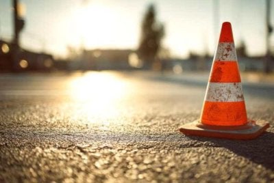 Kemalangan dipercayai berlaku apabila motosikal jenis Honda dinaiki hilang kawalan lalu bergesel dengan besi penghadang jalan.