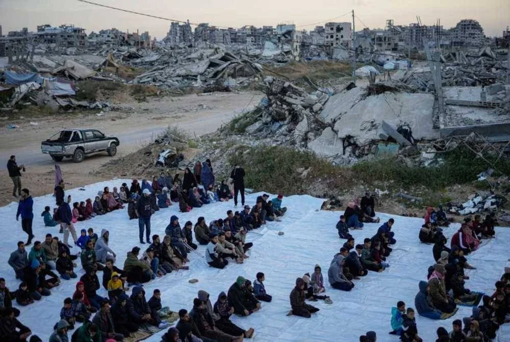 Aidilfitri di Gaza menjadi lambang kesukaran kerana banyak keluarga terpaksa memilih antara keperluan asas dan tradisi perayaan. - Foto AFP