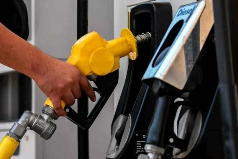 Kerajaan mempertahankan harga RON95 di RM1.99 seliter sebagai langkah melindungi rakyat. Gambar hiasan
