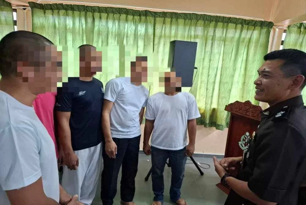 Faiz (baju biru) bersama Penguasa Penjara Taiping, Shahrul Izzat Hamid (kanan) semasa program PBSL Ihsan Madani sempena Aidilfitri, Rabu lalu.