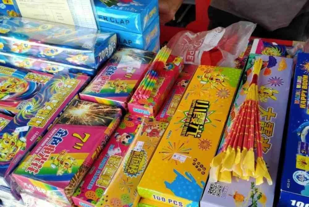 Aktiviti bermain mercun menjadi tradisi yang meningkatkan keceriaan tetapi mendatangkan bahaya jika berlebihan. Gambar hiasan
