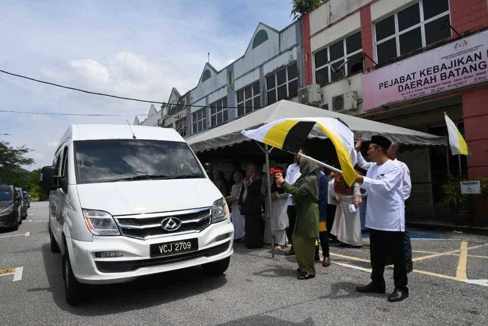 Nor Tipah menyempurnakan gimik perasmian Majlis Pelepasan Peserta Umrah Tajaan Andalusia Travel & Tours Sdn Bhd Peringkat Negeri Perak di Pejabat Kebajikan Masyarakat Daerah Batang Padang di sini baru-baru ini.