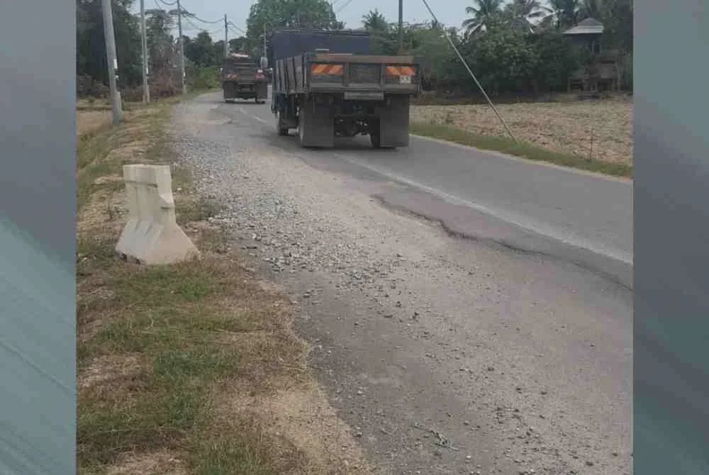 Keadaan jalan yang tidak rata dan membahayakan pengguna di jalan Kuala Nerang - Changlun.