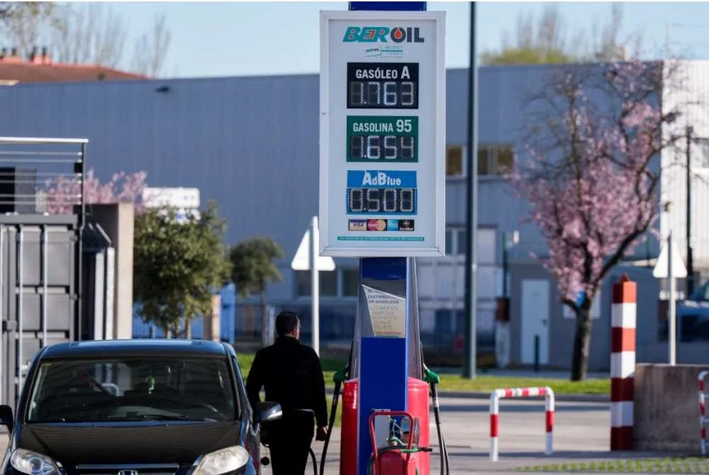 Gambar yang dirakam pada 22 Mac 2026 menunjukkan harga bahan api bagi setiap liter dipaparkan di sebuah stesen minyak di Burgos, utara Sepanyol. Langkah itu termasuk pengurangan VAT ke atas gas dan bahan api, yang dijangka dapat menurunkan harga di pam sehingga 30 sen euro seliter, atau sekitar 20 euro (kira-kira RM94) bagi satu tangki penuh untuk kereta biasa. - Foto AFP