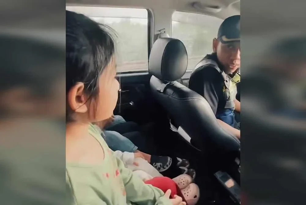 Anggota JPJ SPK Kalumpang mempamerkan tanggungjawab sosial apabila menumpangkan wanita dan tiga anak kecilnya semasa hujan lebat di Lebuhraya Utara Selatan pada Khamis lepas. Foto JPJ Selangor 
