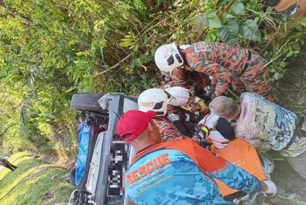 Pasukan penyelamat bertindak mengeluarkan mangsa yang tersepit menggunakan peralatan khas sebelum semua mangsa yang cedera diberikan rawatan awal.