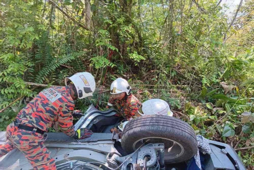 Anggota yang tiba di tempat kejadian mendapati, Perodua Ativa telah terbalik ke dalam longkang, manakala sebuah lagi kereta terbabas ke bahu jalan.