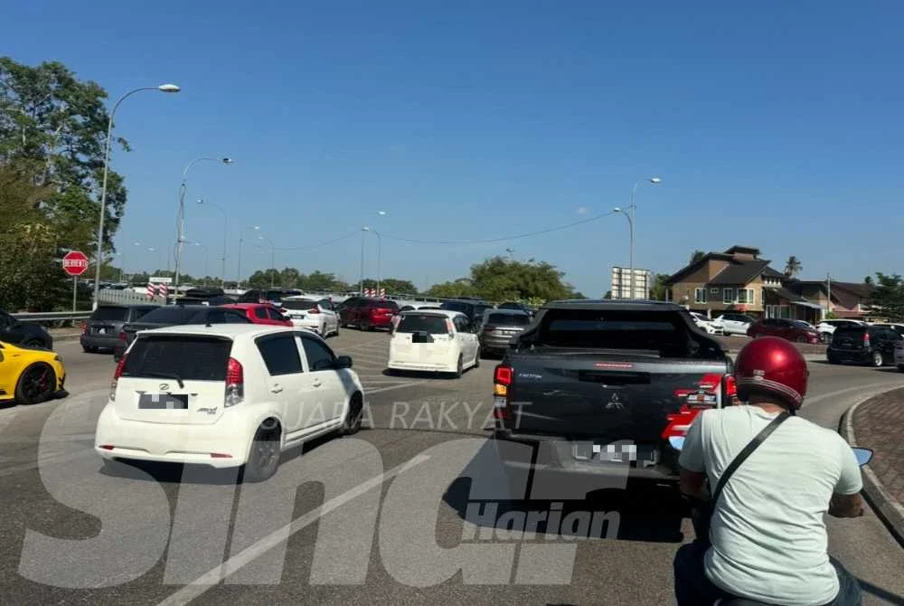 Kenderaan bergerak perlahan di bulatan Lemal, Pasir Mas. 