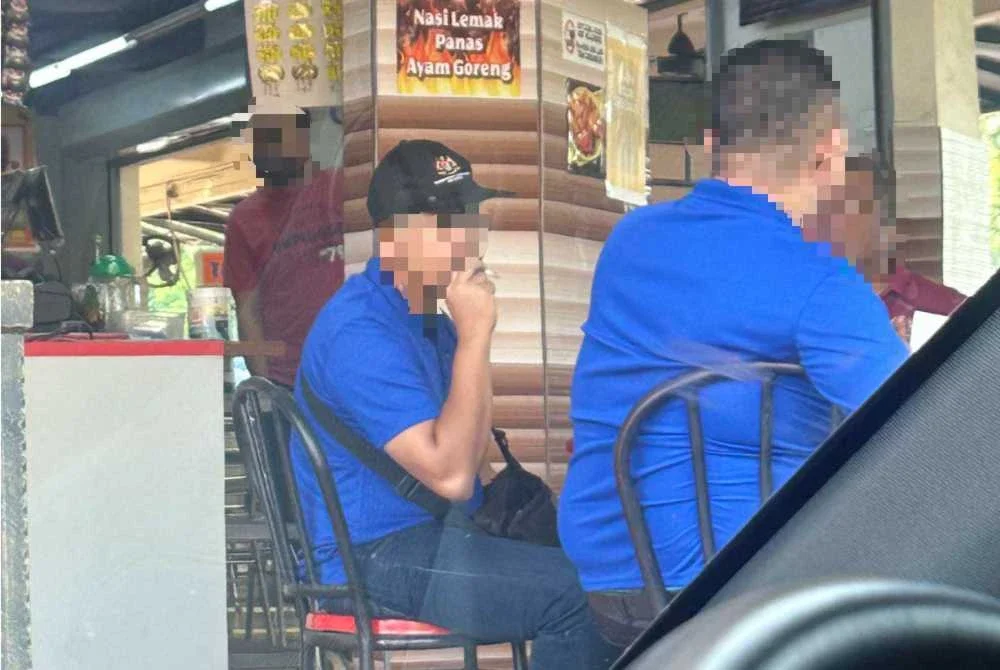 Tular di media sosial dakwaan seorang kakitangan KKM merokok di sebuah restoran di Rawang. Foto sumber media sosial