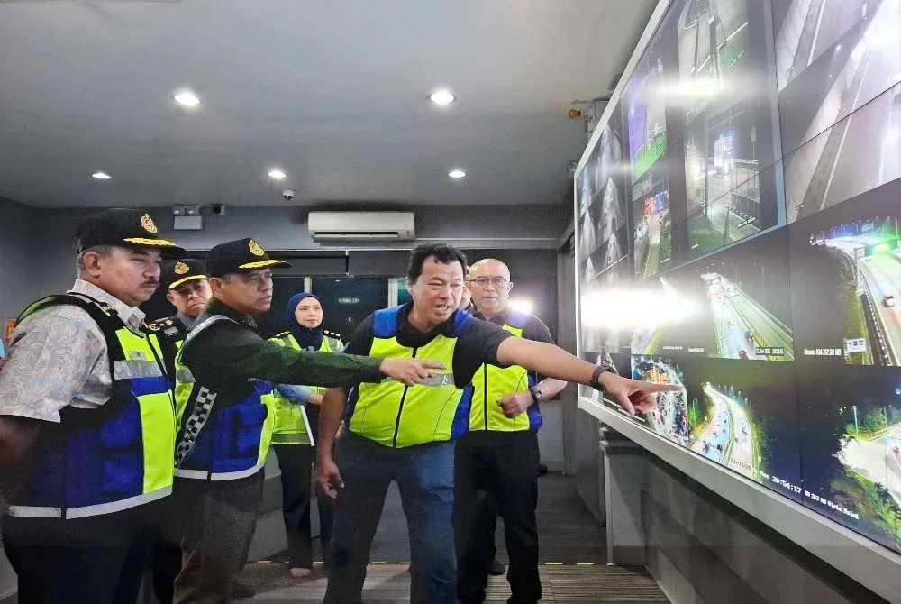 Aedy Fadly (dua dari kiri) meneliti paparan rakaman kamera litar tertutup aliran trafik Lebuh Raya Utara Selatan di Pusat Kawalan Menora, Ipoh sempena Pemantauan Operasi Khas Hari Raya Aidilfitri 2026.