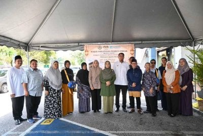 Nor Tipah (enam dari kiri) bersama peserta terpilih menunaikan ibadah umrah secara percuma menerusi tajaan Andalusia Travel & Tours Sdn Bhd.