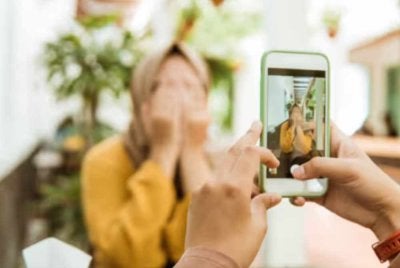 Batas dan adab dalam mengikuti trend media sosial perlu dijaga agar tidak melampaui batas adab dan agama. Gambar hiasan