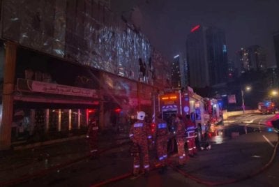 Sebuah kedai perabot tiga tingkat di Bukit Bintang musnah dalam kejadian kebakaran malam Ahad. - Foto Bernama